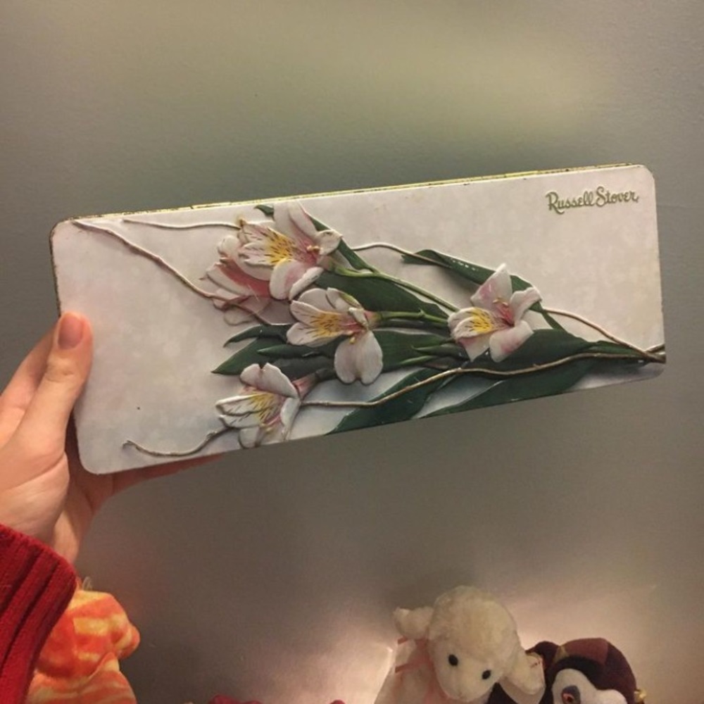 Cute Russell stover tin